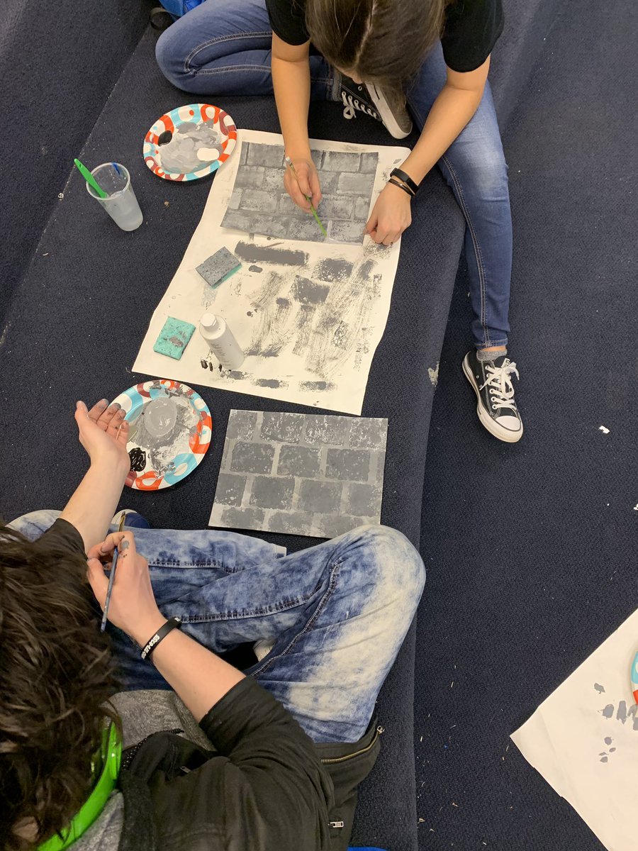 lcbtheatre's tweet image. Theatre Production students practice scenic painting techniques by making castle walls! @lcbirdprincipal #oneCCPS #BeTheU #ccpsperform