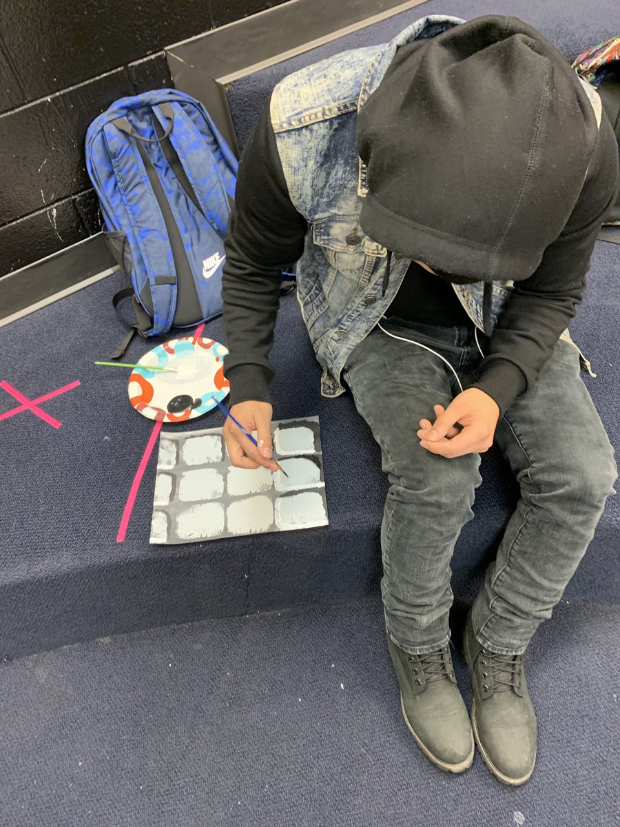 lcbtheatre's tweet image. Theatre Production students practice scenic painting techniques by making castle walls! @lcbirdprincipal #oneCCPS #BeTheU #ccpsperform