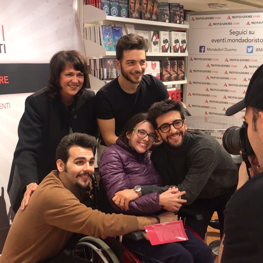 tvsorrisi's tweet photo. Non solo bravi, anche teneri 💘 #IlVolo con i fan @ilvolo https://t.co/SQUNsDIiVT