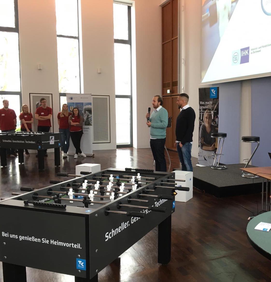 #Networking &amp; #kicker 🔝 Our co-founder Steffen introduces #Complero to the crowd at #StartupKickern for spreading the seamless networking experience. #DigitalContactData #StartupLife