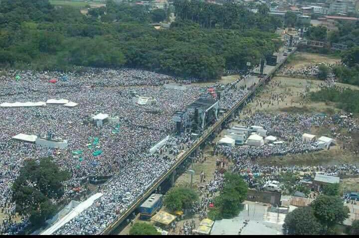 mariaicampoc's tweet photo. Conmovedor ver a este pueblo ejemplo de lucha pacífica por su libertad. No estan solos
Adelante Venezuela
#VenezuelaAidLive https://t.co/984P0UJctF
