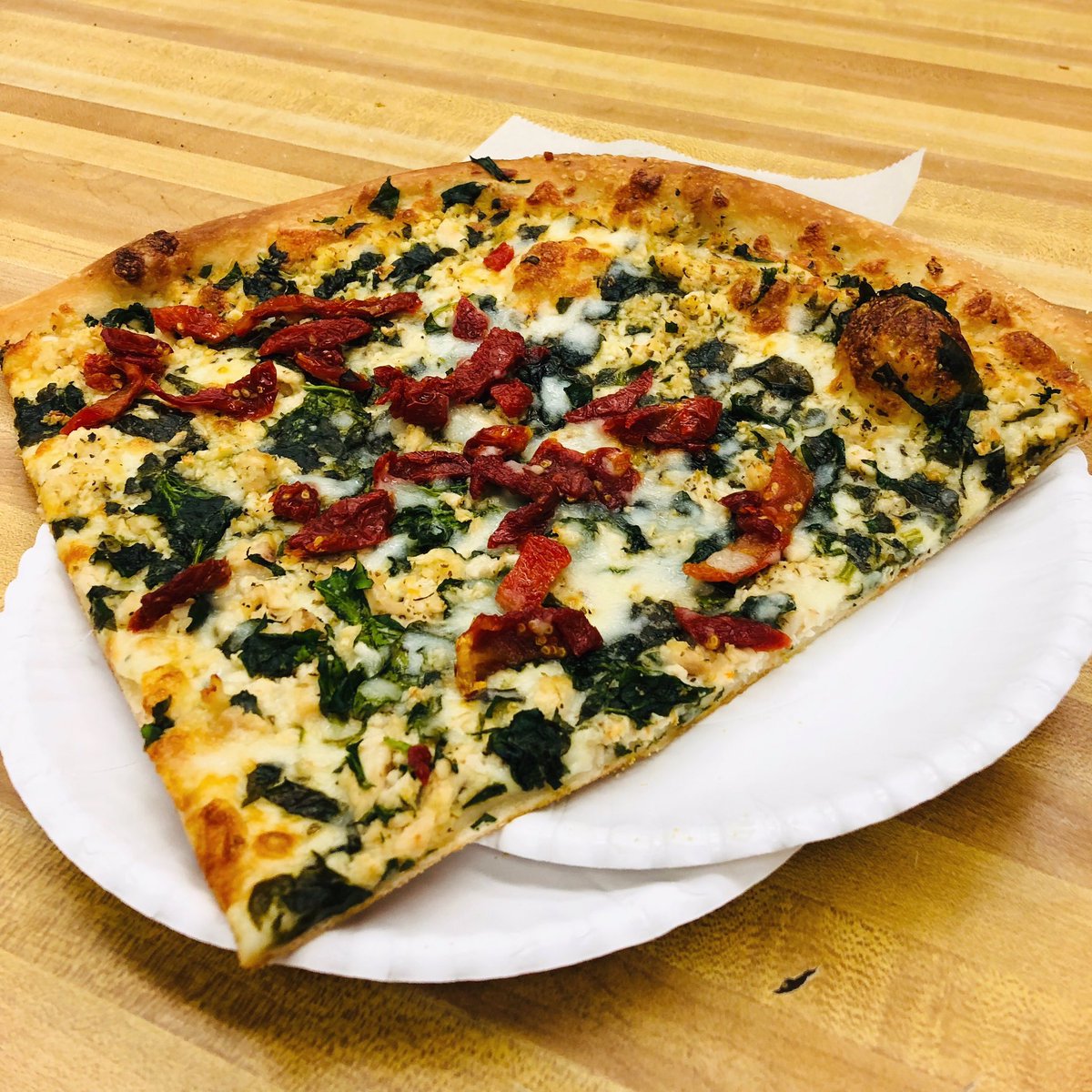 🐔Chicken Florentine with seasoned chicken, sun-dried tomato, spinach, and garlic.  #specialtypizza #pizzaoftheweek #pizza #pizzalover #chickenflorentine #kaimukisbostonpizza #kaimukieats