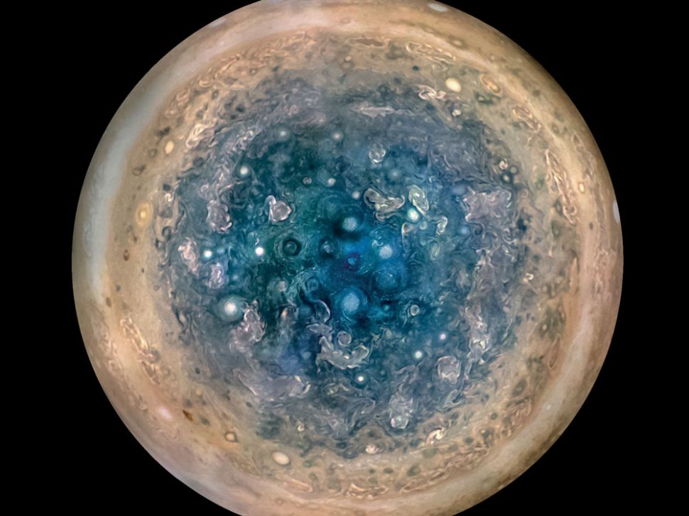 kimberlykowal's tweet photo. Got all excited to see Jupiter trending on Twitter...& then I clicked on it & was GREATLY DISAPPOINTED in the reason our fair gas giant with the big red spot is in the news. So...to combat that, here are some classy images of #Jupiter (in space): https://t.co/ooGFXm6jIr