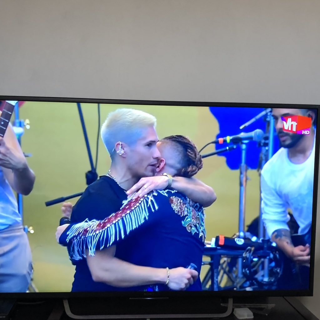 StupidlygeniusK's tweet photo. REENCUENTRO DE CHINO Y NACHO ESTOY LLORANDO #VenezuelaAidLive https://t.co/hFgcVhKJ3v