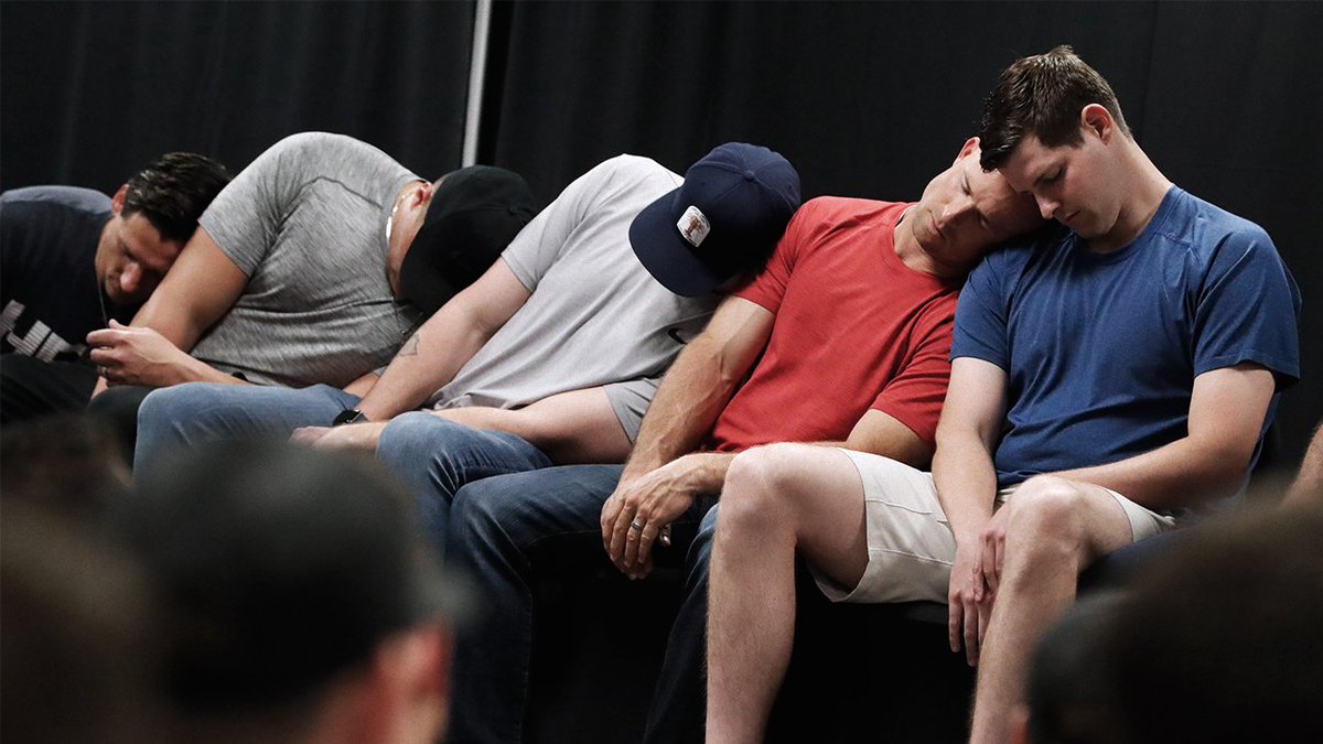 Yankees's tweet photo. Team bonding today with hypnotist @RickyKalmon! 🔮 https://t.co/D0uezoRlfK