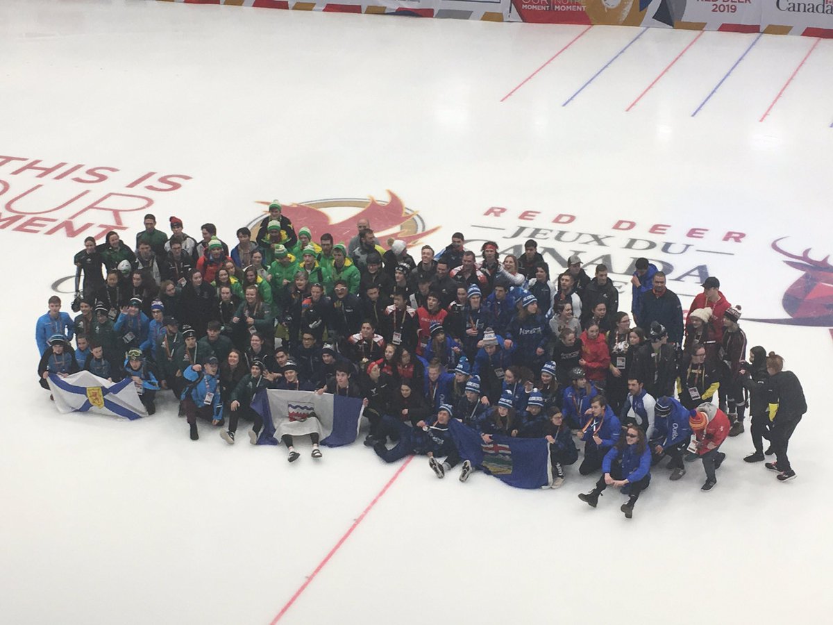 hotelpotvin's tweet photo. Entraîneurs et athlètes de patinage de vitesse de partout au Canada pour une photo de groupe. C’est la fin des compétitions du patinage courte piste. @GoTeamAB @CanadaGames @EquipeduQuebec @TeamCanada @Team_EquipeNB @GoTeamBC @GoTeamOntario @goteamsask #icijc19 #jc2019 #JDC2019 https://t.co/LZI0KKfjck