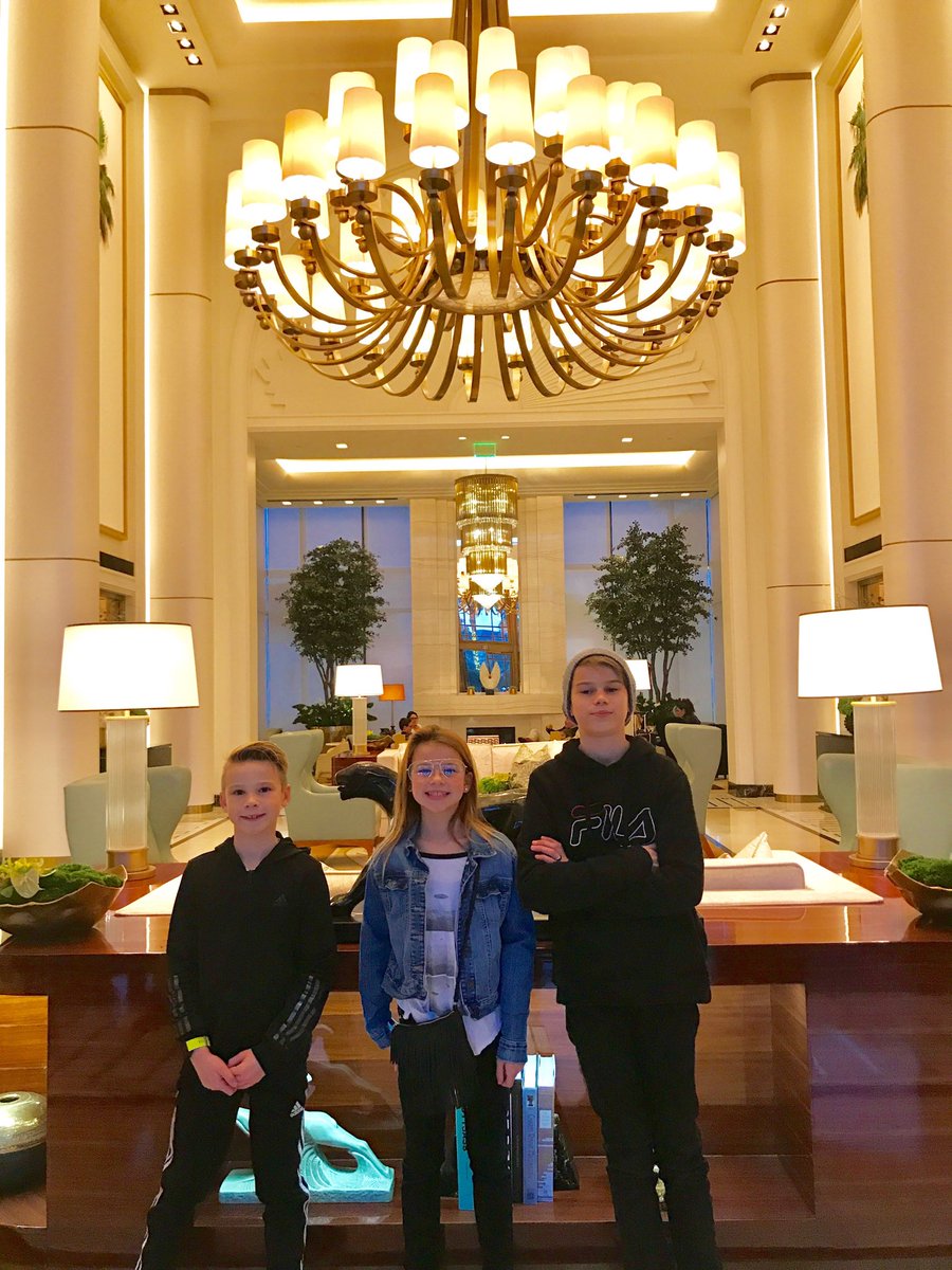CarrieEll1's tweet photo. What a grand entrance! The new Waldorf Astoria Beverly Hills is is every bit as grand as it’s lobby ❤️. ⁦@WaldorfBevHills⁩ ⁦@PKsList⁩ https://t.co/O9oPAVCI23