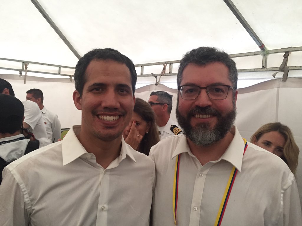 Ainda em Cúcuta, Colômbia, com o Presidente Encarregado da Venezuela, Juan Guaidó, corajoso líder da transição democrática. Guaidó mandou saudações e agradecimentos efusivos ao PR Bolsonaro e ao Brasil pelo apoio a uma Venezuela livre.