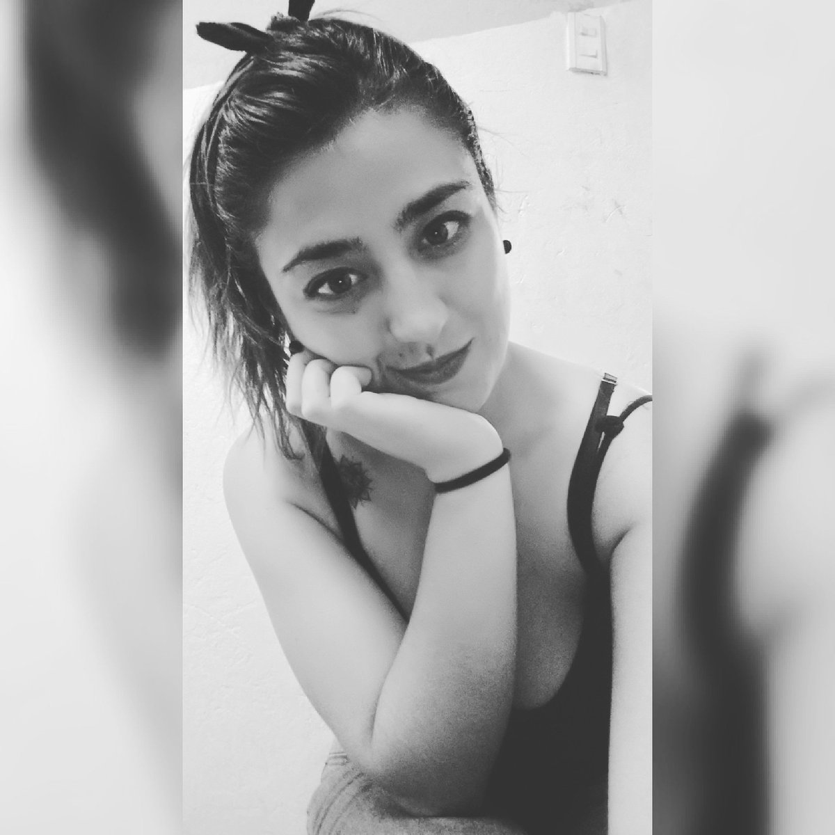 Que hace uno cuando extraña a esa persona .... Que ya te saco de la vida de el............ 
Días como hoy extraño que me molestes que nos reíamos y juguemos junto como lo solíamos hacer.... Que me molestes por mis torcidas ojos..... Te extraño

youtu.be/P87I8wbHsXA
