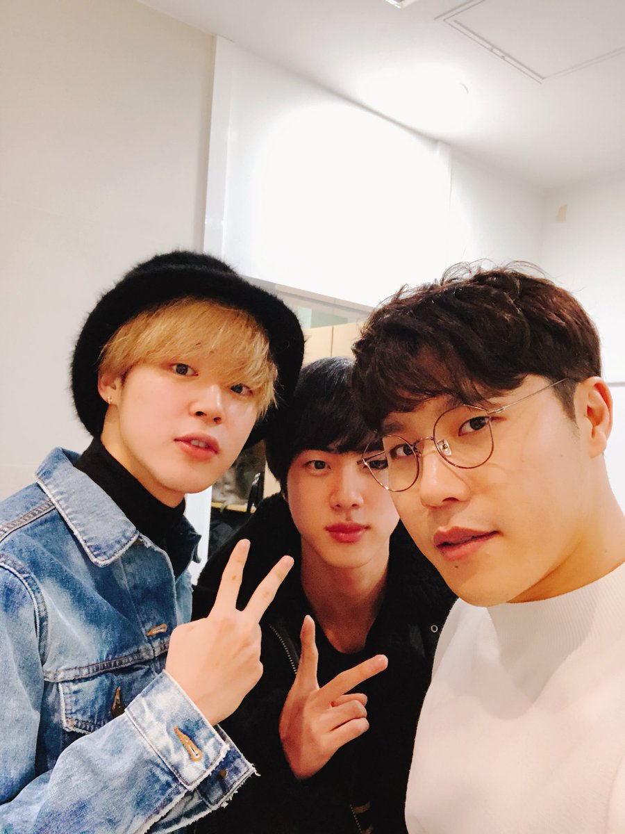 ⎿ 𝐂𝐡𝐫𝐨𝐦𝐞 𝐇𝐞𝐚𝐫𝐭𝐬& #39; 𝐁𝐚𝐜𝐤, 𝐀𝐥𝐫𝐢𝐠𝐡𝐭 𝐏𝐚𝐫𝐭 𝟐End of January/beginning of February 2018, Jimin revives the Cross Tail Drop as well as a stud model (rare appearance) in between the dangling variations.