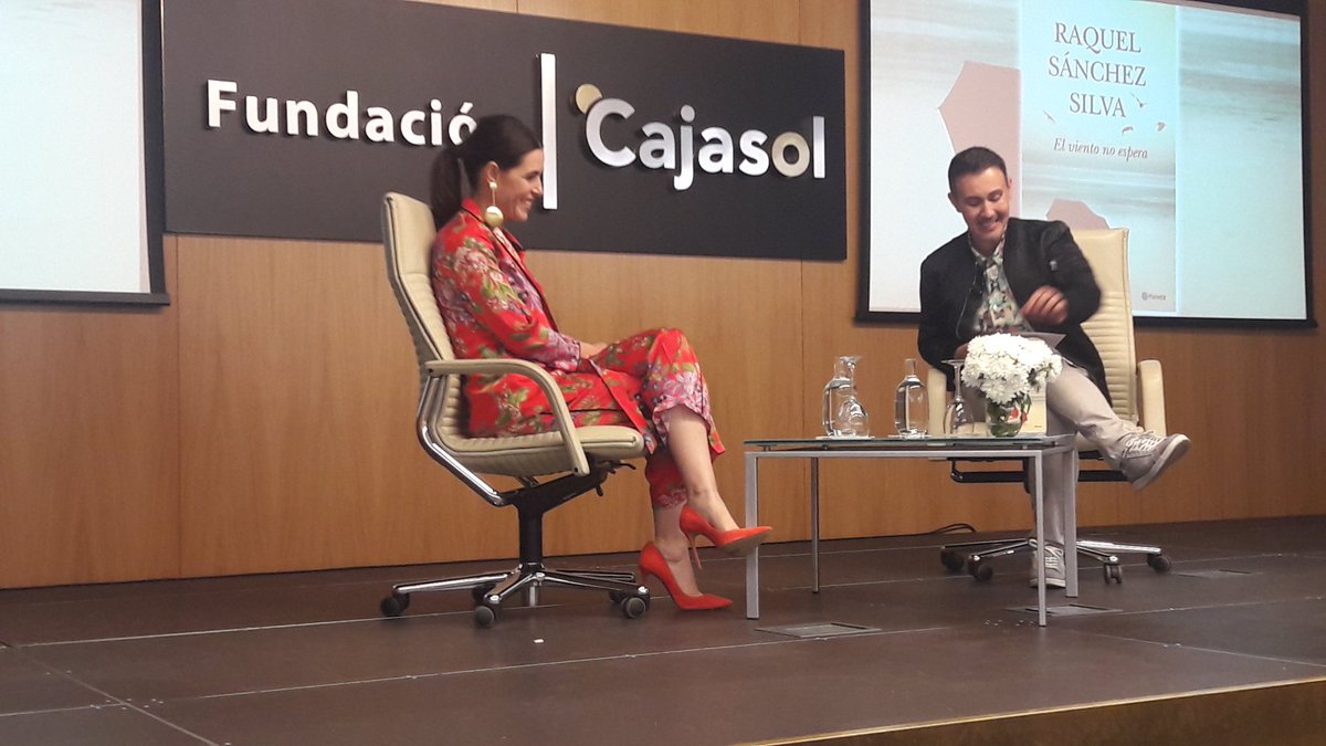 ClaraLacarcel's tweet photo. Aquí y ahora en @Cajasol  con @raqsanchezsilva  y #elvientonoespera 

#lectura #libros #amorporlalectura https://t.co/UmcnBAaW90