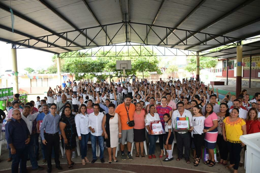 LizetteTapiaC's tweet photo. Participé en la firma del convenio con 31 escuelas primarias “Yo sin desechables” como parte de #TeQuieroZihua, este primer paso motivará a más escuelas a que implementen acciones en beneficio de nuestro medio ambiente. https://t.co/UzY9D237WI