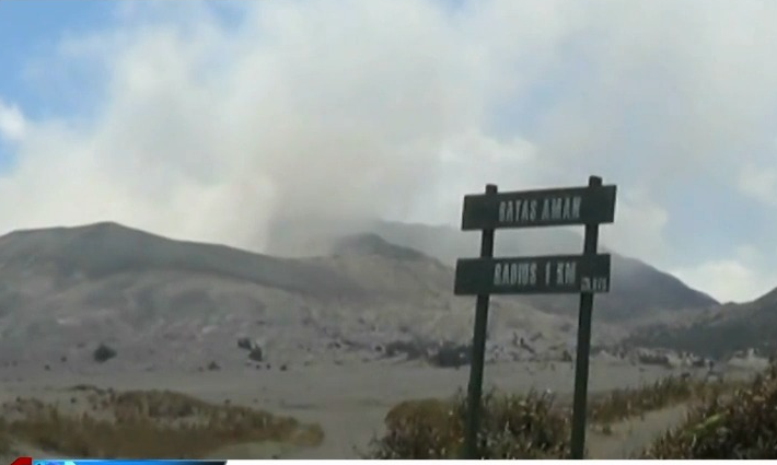 KompasTV's tweet photo. [VIDEO] Abu Vulkanik Gunung Bromo Terasa di Probolinggo https://t.co/fR5aRf9qTr https://t.co/Bl44pjUcPF