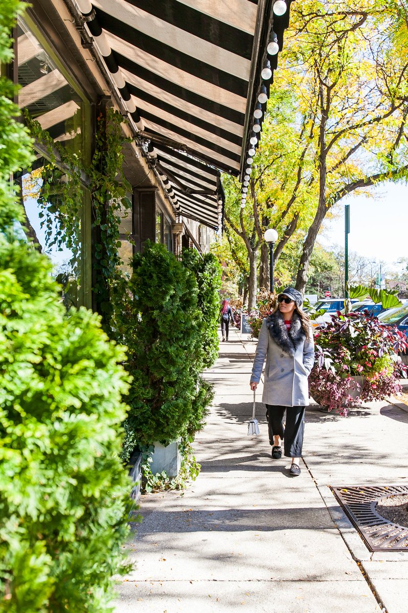 TheEmersonApt's tweet photo. These streets were made for walking. 🎵

Our spot in the #neighborhood means you’re just steps from main street, a short commute to the heart of the city and conveniently within walking distance of your favorite shops. #shopchicago https://t.co/mbbt3RKVg5