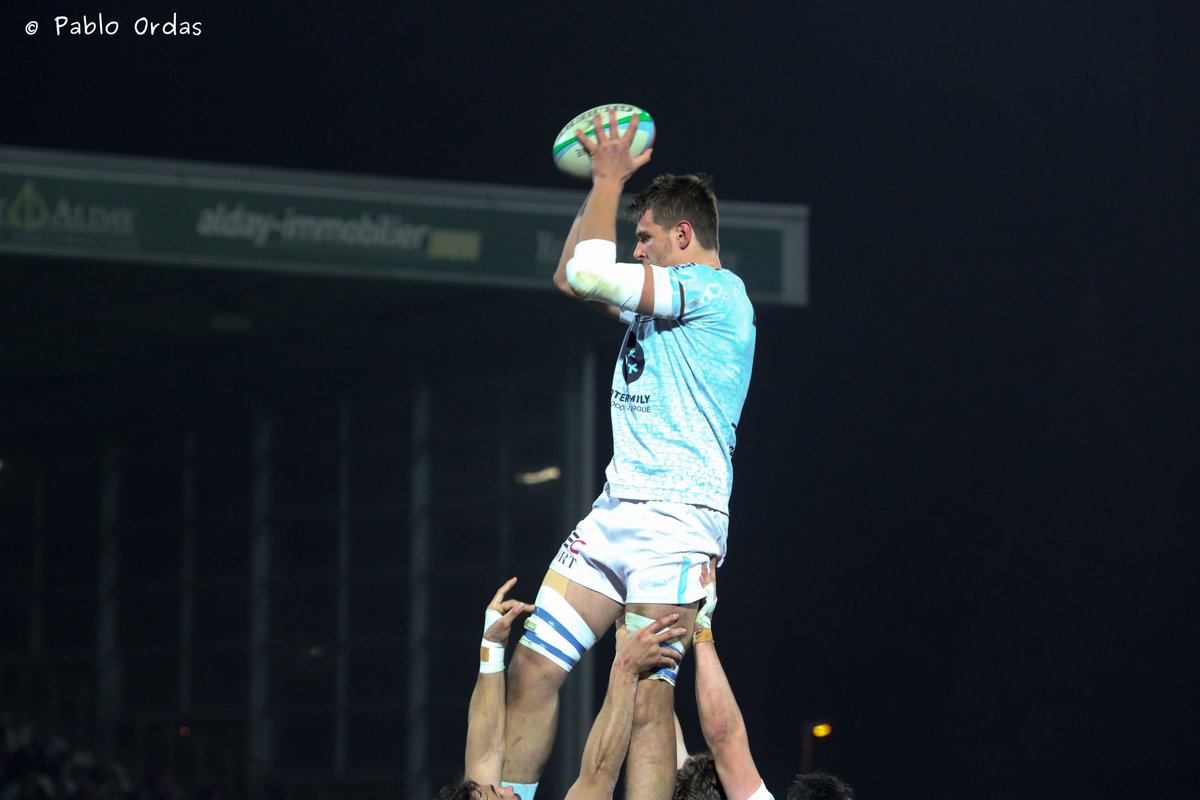 Pablordas's tweet photo. Guillaume Ducat maître des airs, hier soir, avant de quitter la pelouse gravement touché au genou.
@midi_olympique https://t.co/UHfrypDBqg