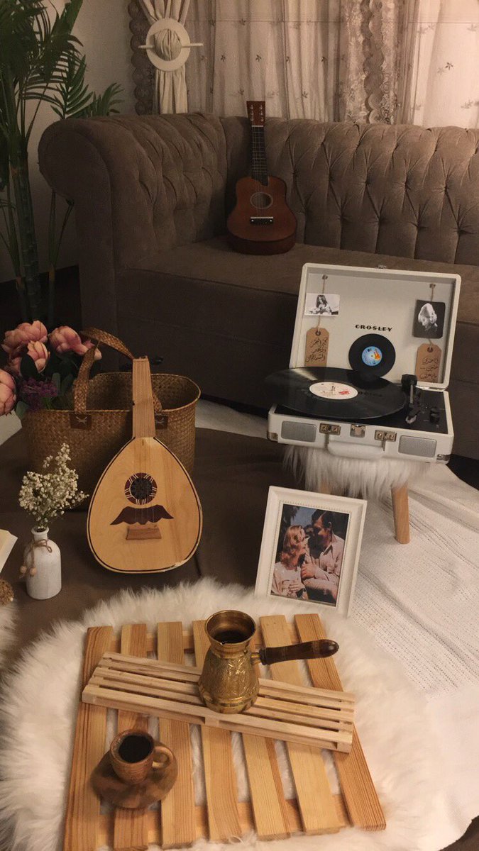 _m4nb_'s tweet photo. تفاصيل من دآخل غرفتي 🌿📻
ليلة هادئه برفقة أغنيتي المفضله وقهوتي https://t.co/Y45ulZyTtq