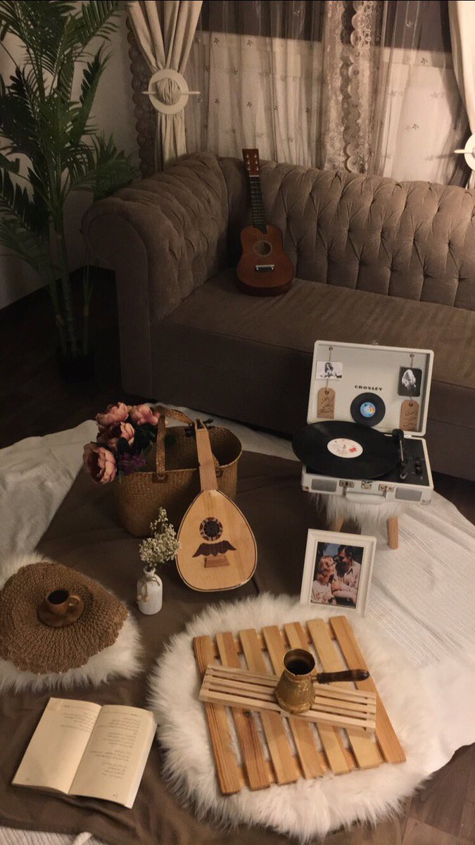 _m4nb_'s tweet photo. تفاصيل من دآخل غرفتي 🌿📻
ليلة هادئه برفقة أغنيتي المفضله وقهوتي https://t.co/Y45ulZyTtq