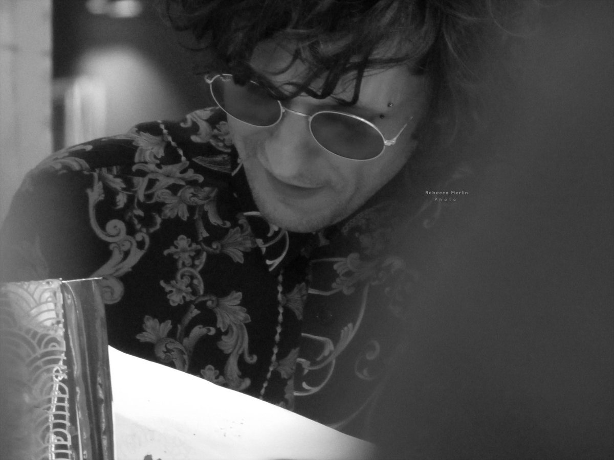 RebeBrave1996's tweet photo. “ma se tu vai via 
porta i miei sogni con te”

@MetaErmal #ErmalMeta #ermalmetainstore #ILupidiErmal @famedalupi https://t.co/0BylxYIBQu