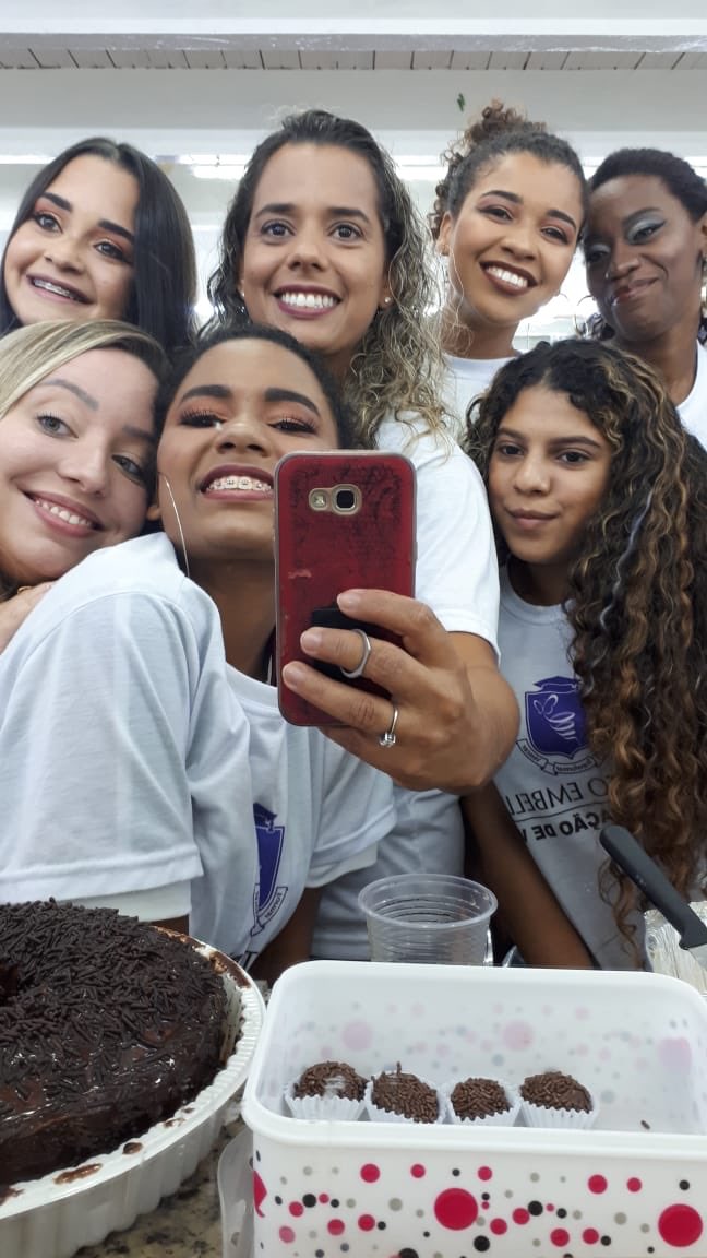 eucarolmoraes's tweet photo. Foi maravilhoso estar com vocês nesses 5/6 meses, hoje encerra nosso curso, vou levar vocês pra sempre comigo, já to com saudades #ObrigadaMeuDeus #SonhoRealizado #Formadas #ProfEllenLima #Maquiadoras #TimeEmbelleze 🎓✨💄♥️ https://t.co/97wCqwswOR