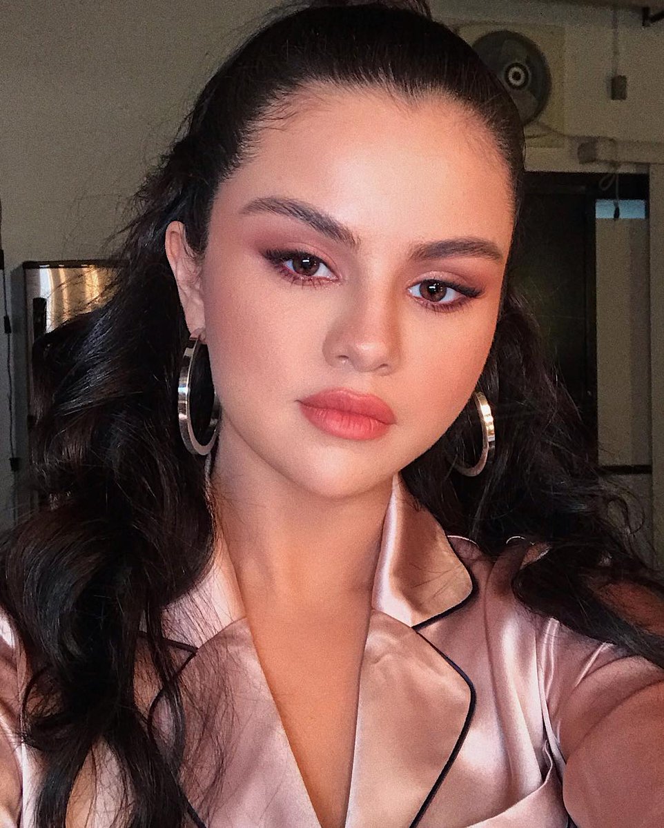 SELENAT0RSARMY's tweet photo. Hung Vanngo vía Instagram. https://t.co/hJo98TmtQf