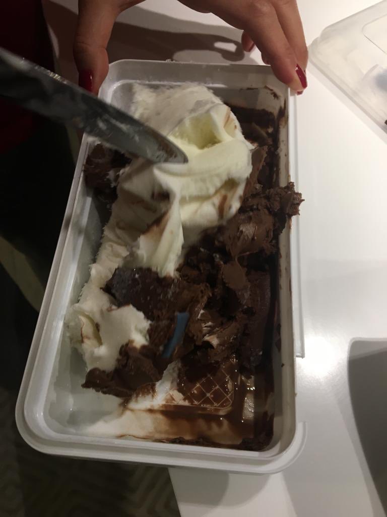 Dondurmanızın içinden mavi plastik parçalar çıktı . Yerken boğazımıza takılabilirdi. <a href="/Ulker/">Ülker</a> <a href="/golfmarasim/">Golf Maraşım</a>