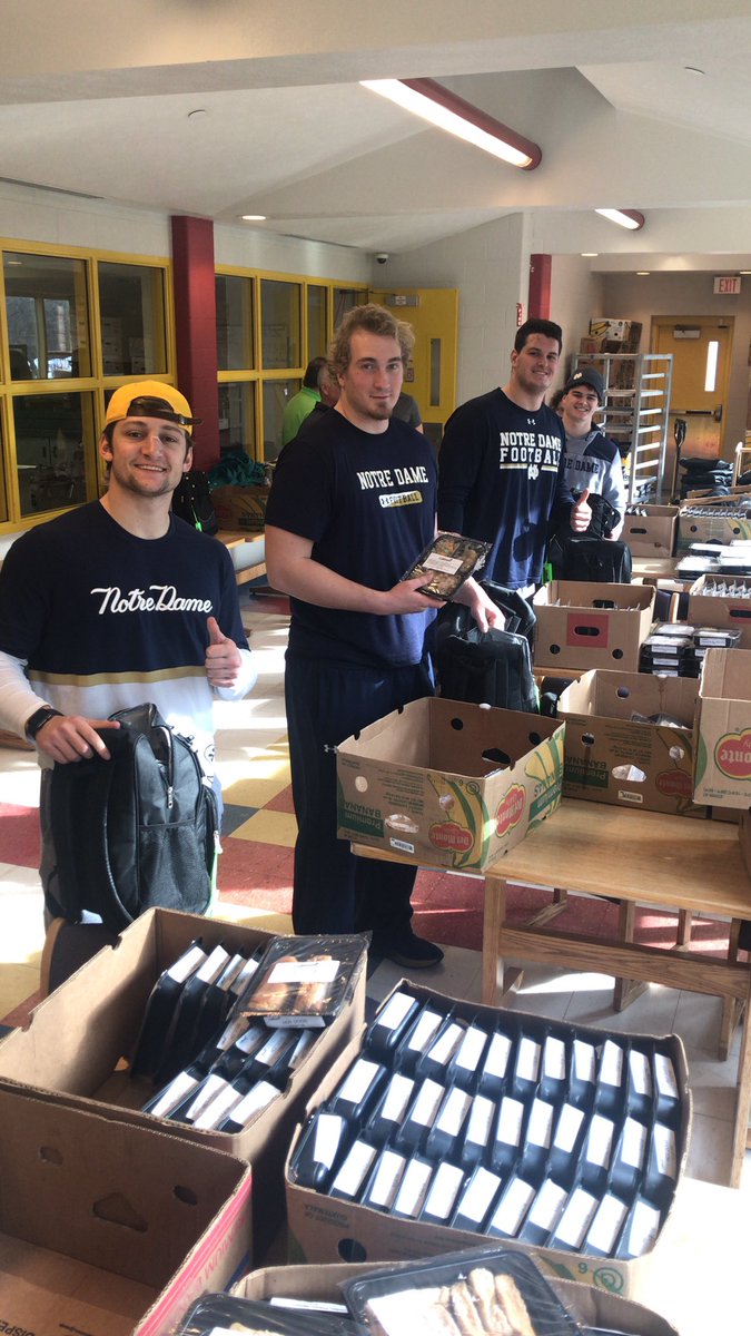NDCommitment's tweet photo. Thank you @NDFootball and @Irish_Fuel for volunteering at Cultivate Culinary! #community #goirish #cultivate https://t.co/lHA0d8XKfg