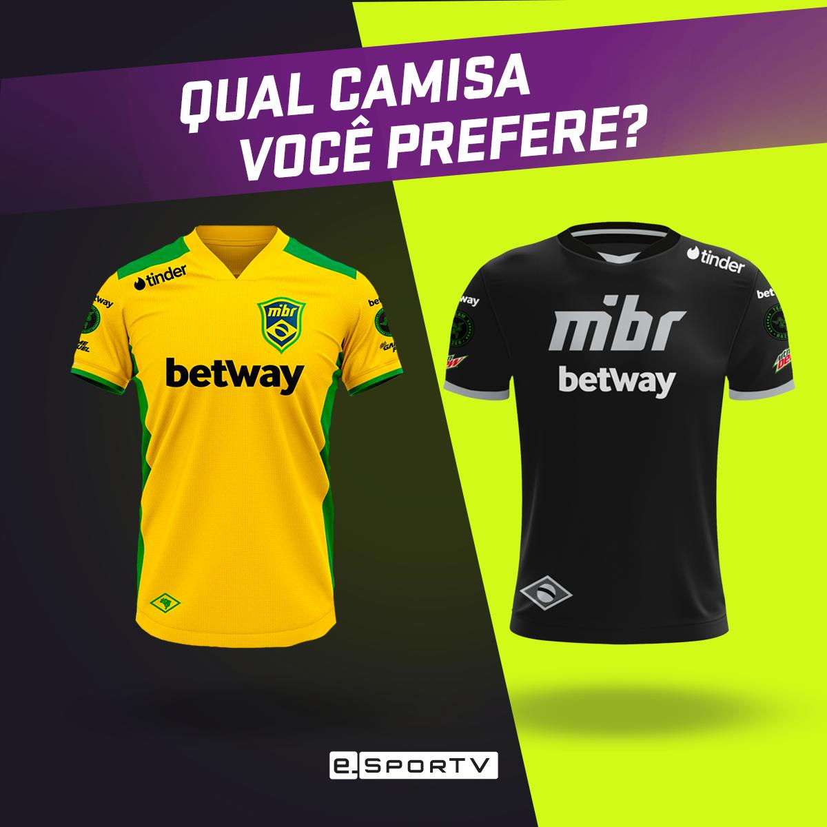 camisete com blusa por cima