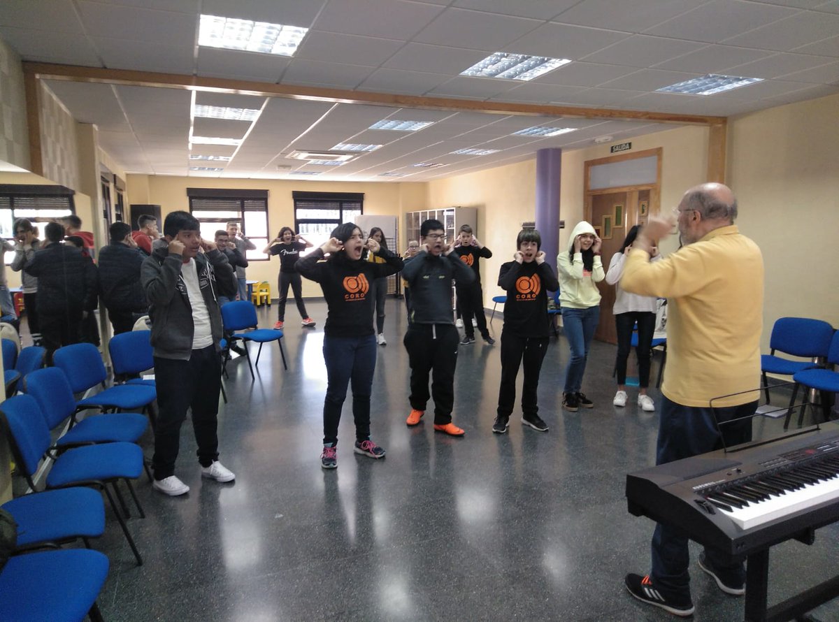 Día de ensayo, trabajo de la técnica del canto y convivencia del Coro de IES Miguel de Cervantes en el Centro Social de Los Valientes, Molina de Segura.