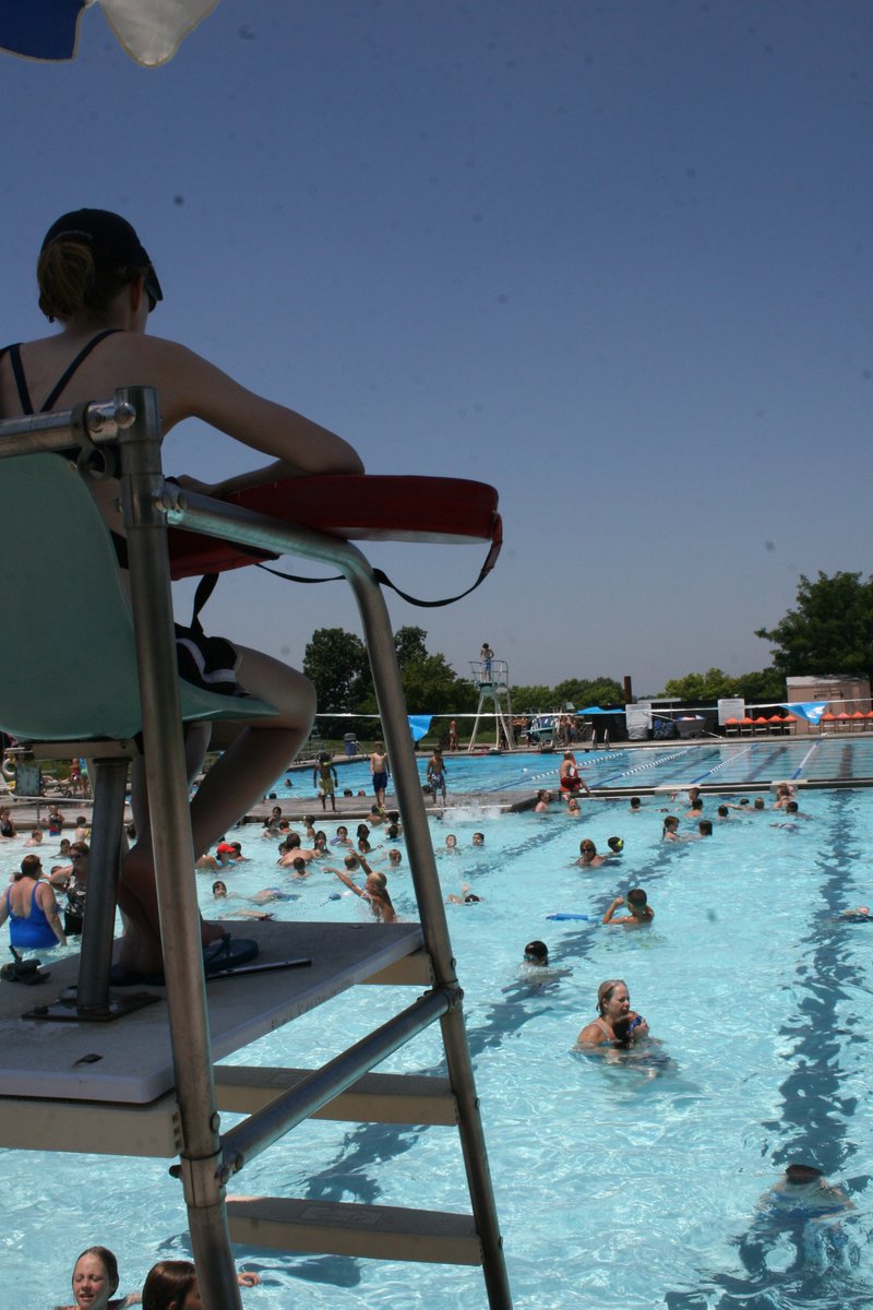 RoelandParkKS's tweet photo. It may not feel like it outside, but it's time to start thinking about summer! The Roeland Park Aquatic Center is looking for lifeguards. If you are interested, visit https://t.co/RVoCW4zgDW for more info or to apply. https://t.co/DF7D1Fy3eV