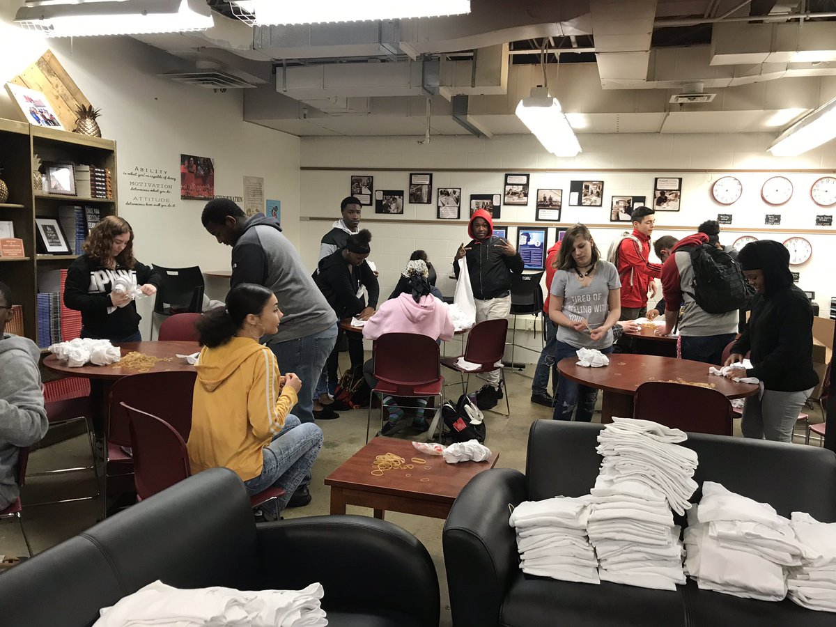 LodgeHub's tweet image. The project continues as our HTMP class helps the #BeSmartDontStart campaign by banding shirts!!!  @HubsNHHS @Maryland_CTE @CTE_WCPS @HUBS_SGA