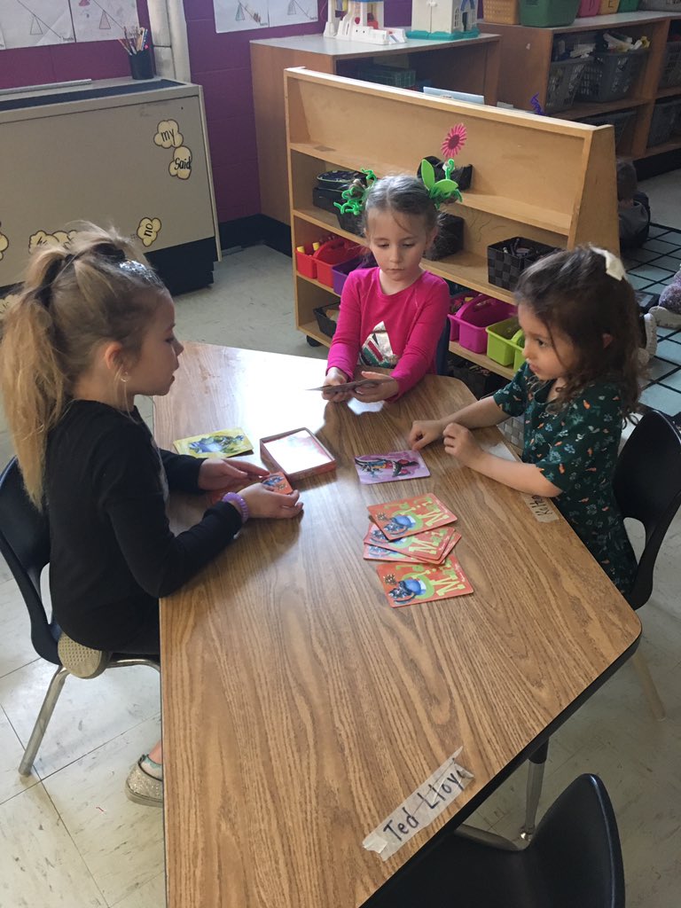 dekkercarrie1's tweet photo. Enjoying some board games with our Kinder friends!! 👫👭👬 @KateyGStewart @Thompson_Creek https://t.co/LxlIIVZ0um