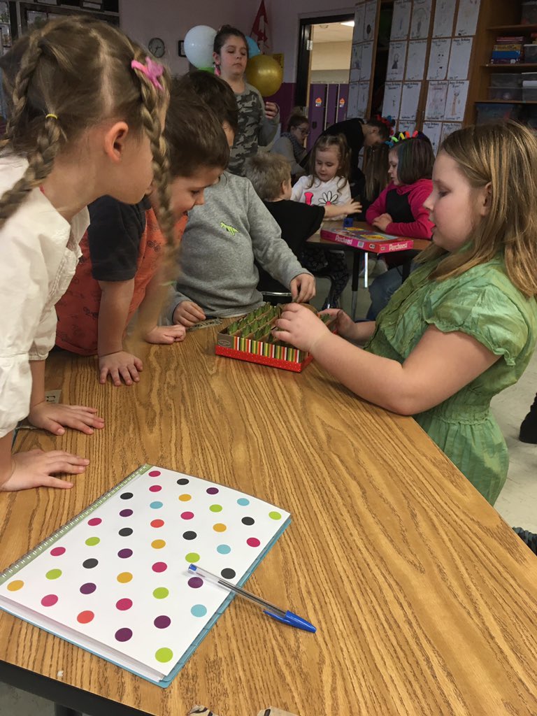 dekkercarrie1's tweet photo. Enjoying some board games with our Kinder friends!! 👫👭👬 @KateyGStewart @Thompson_Creek https://t.co/LxlIIVZ0um