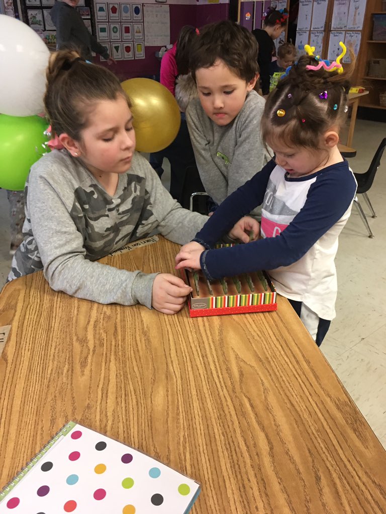 dekkercarrie1's tweet photo. Enjoying some board games with our Kinder friends!! 👫👭👬 @KateyGStewart @Thompson_Creek https://t.co/LxlIIVZ0um