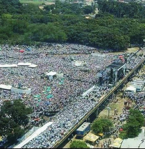 JuanpaZurita's tweet photo. Hoy es un día donde celebramos la libertad de Venezuela. Un país hermoso, rico y lleno de gente que lucha con el corazón en alto y no sabe el significado de rendirse. Se demostró el poder de la unión y la grandeza del pueblo venezolano. SI SE PUEDE! 🇻🇪 https://t.co/OQbB0NajRR