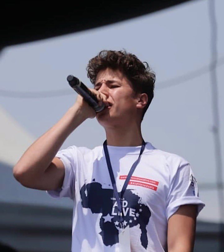 JuanpaZurita's tweet photo. Hoy es un día donde celebramos la libertad de Venezuela. Un país hermoso, rico y lleno de gente que lucha con el corazón en alto y no sabe el significado de rendirse. Se demostró el poder de la unión y la grandeza del pueblo venezolano. SI SE PUEDE! 🇻🇪 https://t.co/OQbB0NajRR