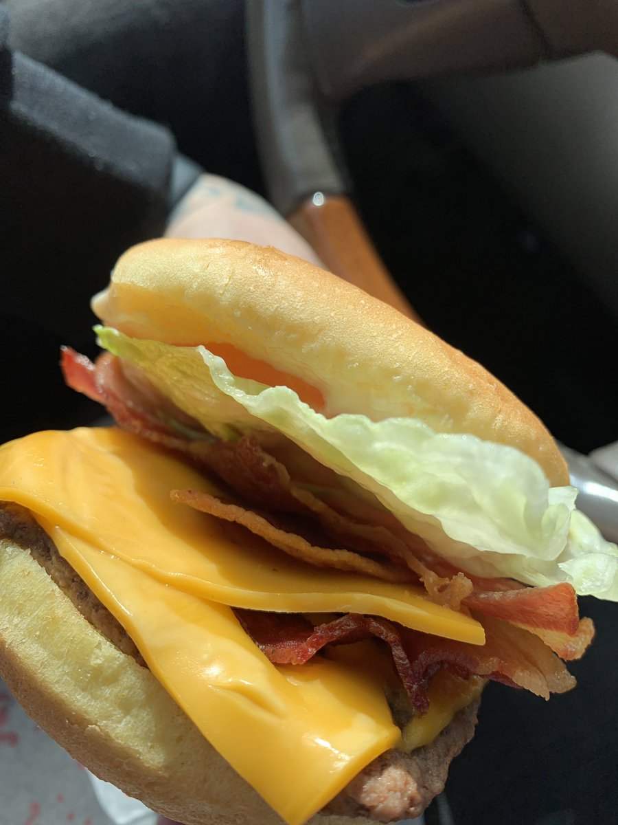 Brandonyates777's tweet photo. When you order a giant JCB and they forget half of it. Thanks @Wendys... https://t.co/bbSqfPORA7