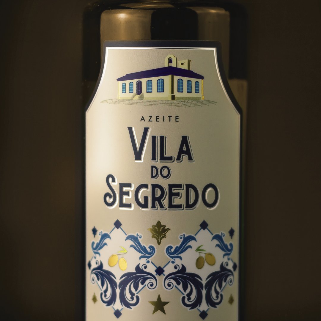 AbioDesignLab's tweet photo. O projeto da embalagem "Olivais Vila do Segredo" foi desenvolvido com o objetivo de salientar a produção de azeite de oliva na região Sul. Em sua comunicação gráfica fizemos referência a linguagem clássica da arquitetura portuguesa, país conhecido pelos seus excelentes azeites. https://t.co/Hv2Wh94Ttb