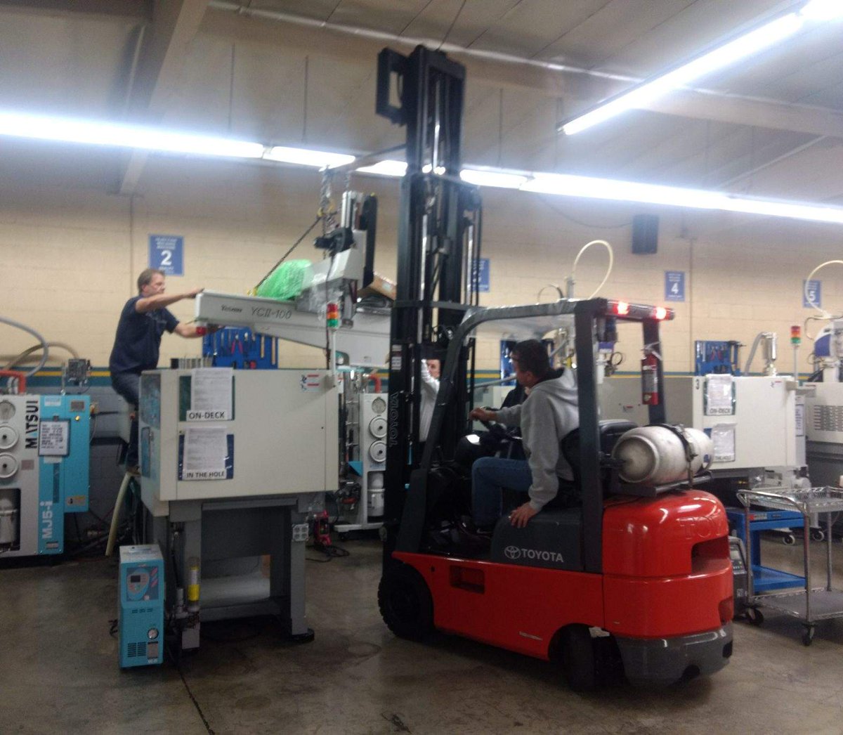 plasticmolding's tweet photo. Here we grow again! Installation of a new @YushinAmerica YCII robot. Adding resources increases our ability to provide greater value to our customers. #PlasticsMadePerfect https://t.co/18J8RBl2lW