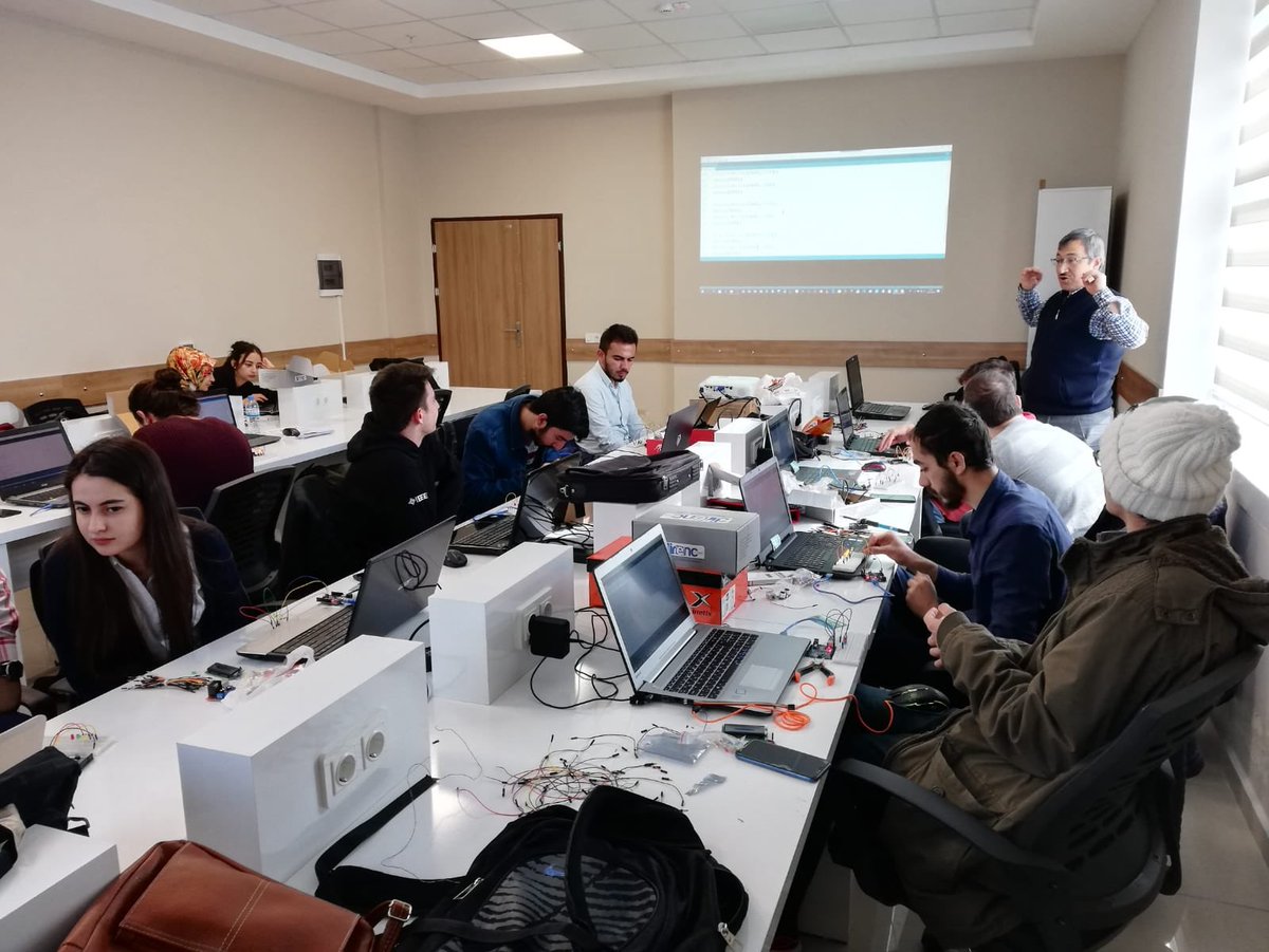 ksuieee's tweet image. RAS Komitemiz eğitimlerine başladı. Yeni projelerin başlangıcını yapan ekibin çalışmaları 3 gün boyunca devam edecektir. Hocalarımızın desteğiyle eğitimlere hız veriyoruz 💙💐 #ieeeras  #ieeetrsb