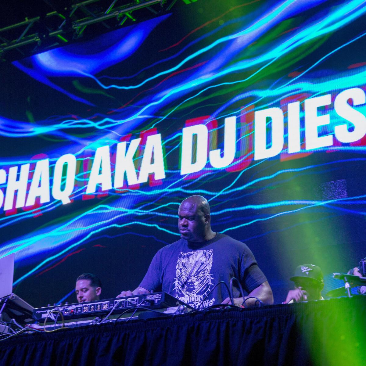 SQL_USA's tweet image. Shaq releases his first song in 20 years tw.eet.link/QzTTRs