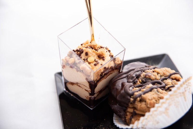 feastmag's tweet photo. Congrats to the winners of @girlscoutsem’s Dessert First: People’s Choice @serendipityice and Judges’ Choice Greenbriar Hills Country Club! These two amazing desserts were among 15 Girl Scout Cookie-inspired treats created by talented local chefs. https://t.co/RTfmrXpeEW