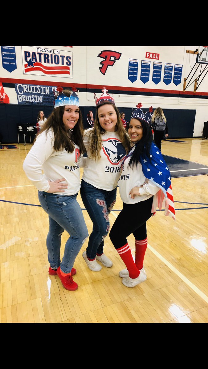MarisaPfeifer's tweet photo. #FHS19 very last red and blue dayπβ€οΈ @fhspatriots @FHSYearbookMI https://t.co/37u07OOSWc