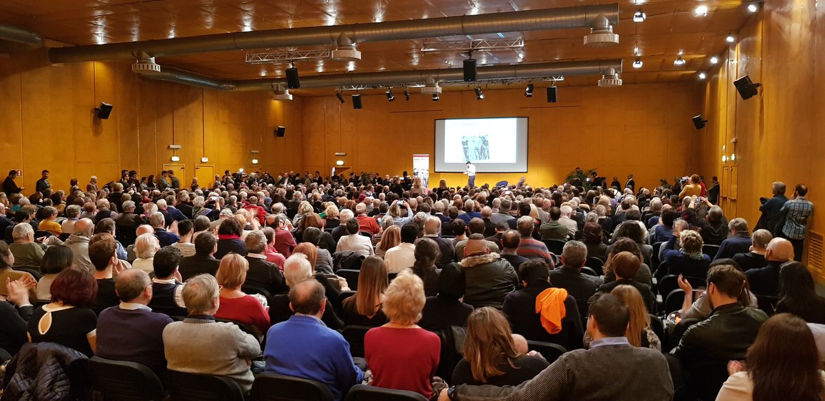 matteorenzi's tweet photo. Mi scuso con le centinaia di persone che sono rimaste fuori dal Lingotto. C’è davvero qualcosa di grande tra di noi! Sono commosso da tanto affetto e da tanta amicizia. Andiamo avanti, su #UnAltraStrada https://t.co/jKcaccVgHU