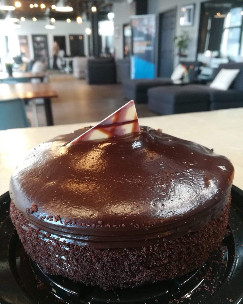 CoMotionSpaces's tweet photo. #CakeDay happens in our space every last Friday of the month. It's a time to celebrate all our members who had their birthdays that month!

Find out what other member perks we have and how you can get 1 month free!
https://t.co/hjNoBBE82e
#HamOnt #MakeAComotion #CoWorking https://t.co/Nr5VXNV8AH