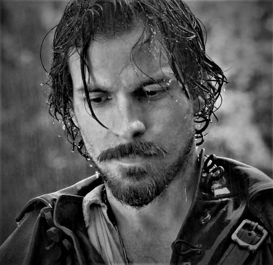sandmartjo's tweet photo. @Liz_Hanbury @Jo_Lloyd8 @Gabriele_Dreamy @ibgveicy @Fleurdejuliet @LaDameDeHerblay @Cree8teevGrl @COXMchllcx @erjomala @SueSimpson33 Evening Liz 👋 😘 😘
😬😱 😵 I remember after seeing this scene, I thought it was far too long before I saw Aramis again 😳 😓😓😄
#FreeForFriday https://t.co/LCYay9ZKY7