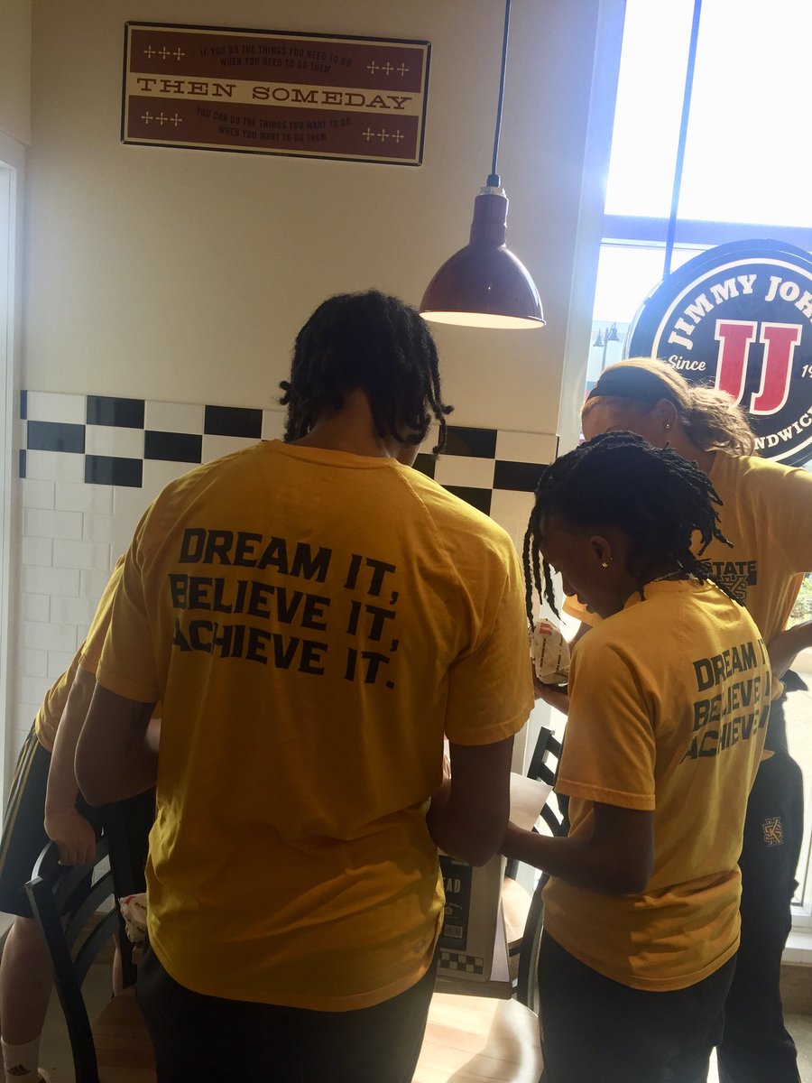 KSUOwlsWBB's tweet photo. Time to eat so you know whoβs on deck...
#OurFirstClassFirstClass
(@_LexiMann_ spotted the paparazzi in action πΈ)π https://t.co/g6NQnJ1d6q