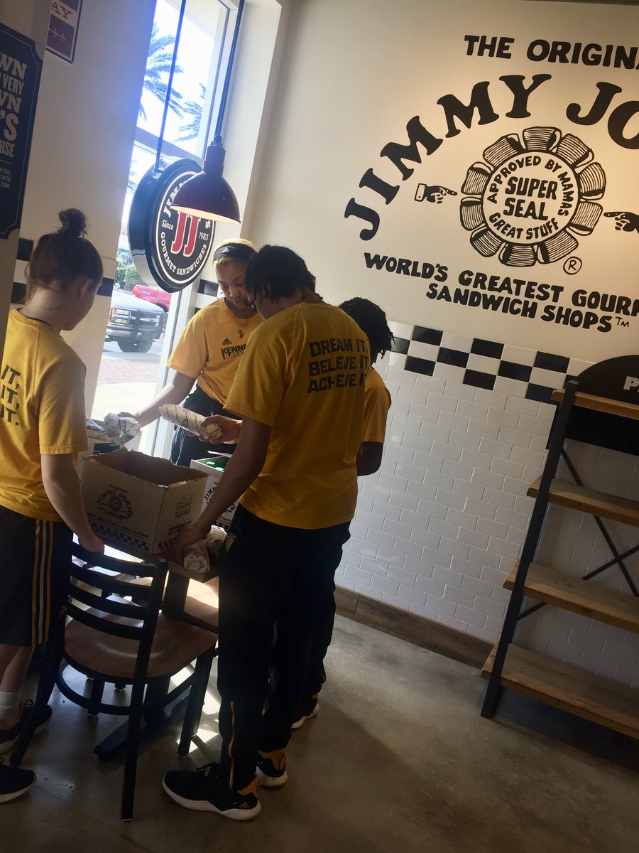 KSUOwlsWBB's tweet photo. Time to eat so you know whoβs on deck...
#OurFirstClassFirstClass
(@_LexiMann_ spotted the paparazzi in action πΈ)π https://t.co/g6NQnJ1d6q