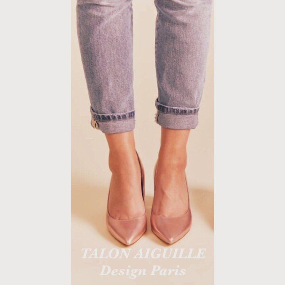 aiguille_talon's tweet photo. Quien quiere los pies en la tierra, pudiendo tenerlos sobre unos buenos tacones! 👠✨
.
.
.
.
#goldrose #talonaiguille #péchédamour #designparis #tendances #escarpins #shoes #pumps #itstyle #classywomen #vivelaexperienciatalon #avecmespéché #jeanstyle #fridaymood #happyfriday https://t.co/vfDcwpnI0I
