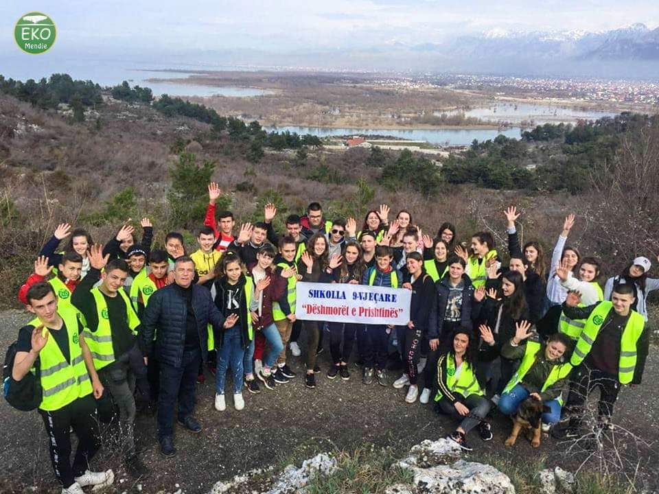 MendjeEko's tweet photo. U shtuan &amp;100 fidane pishe 🌲Ballkonit te Bunes.Sebashku me shkollen "Deshmoret e Prishtines" mbollem ne nje zone ku ne te ardhmen do kete stola &amp;ndricim,nje park natyror i vertete!
#EKOMendje#ShkollaDeshmoretEPrishtines #krijoO2tend#mbill5peme#cleanandgreen2020#smilealbania🌲🌲 https://t.co/GBLMDGa0ba