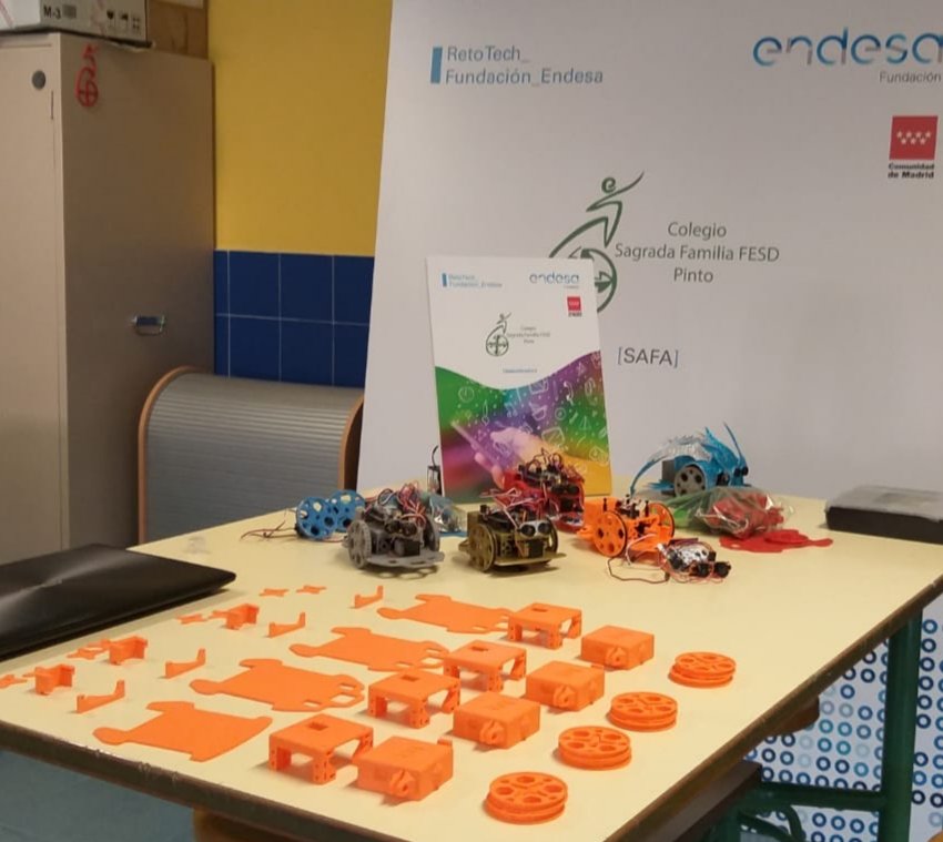 ManoloJCR's tweet photo. Mañana #PuertasAbiertas en @SafaPintoFESD. La #QuedadaRobóticaEducativa tenemos un rincón. Montaremos los @escornabot y nuestros #PrintbotEvoDIY para el #EscapeBot. #PíldorasEducativas https://t.co/iSEJ6WKJW6